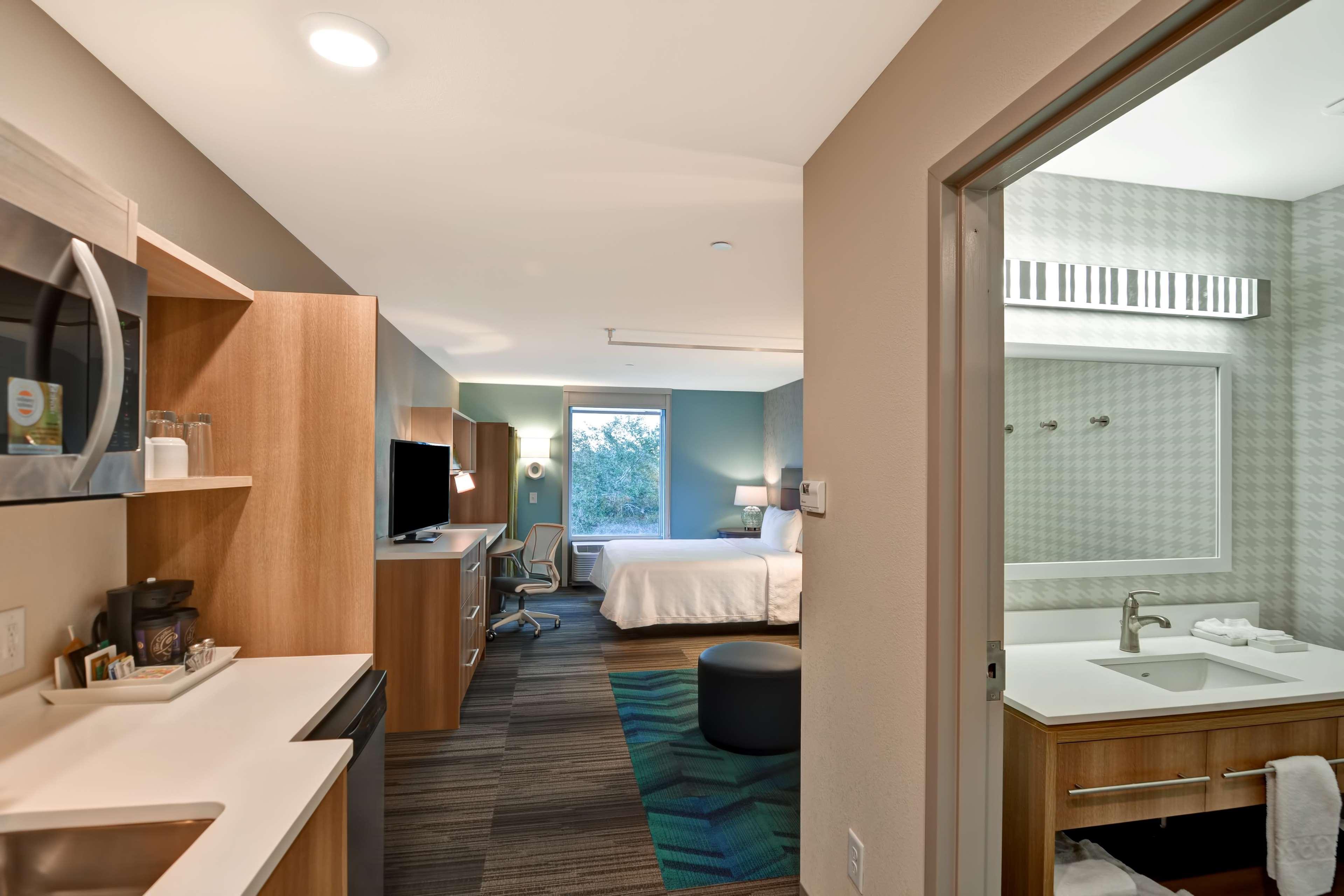 Home2 Suites By Hilton Tampa Usf Near Busch Gardens Екстериор снимка